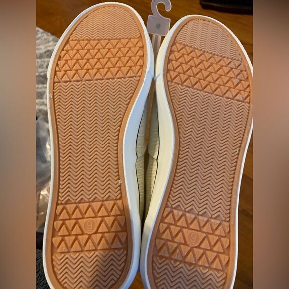 Universal Thread size 9 light yellow sneakers. - Picture 3 of 8